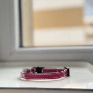 Natūralios odos rožinis antkaklis su plastmasine sagtimi 18-27cm
